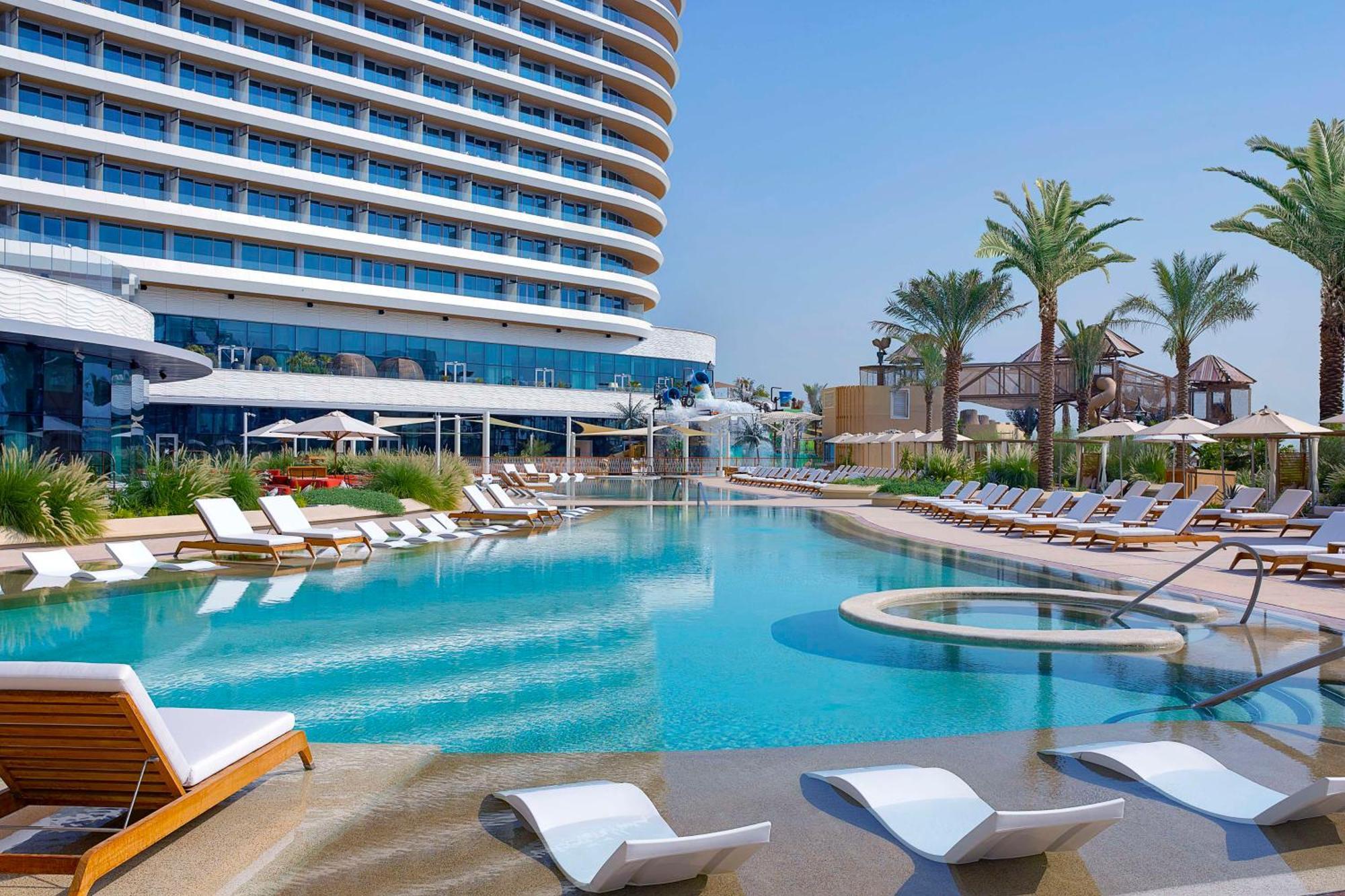 Waldorf Astoria Doha Lusail מראה חיצוני תמונה The pool at the hotel