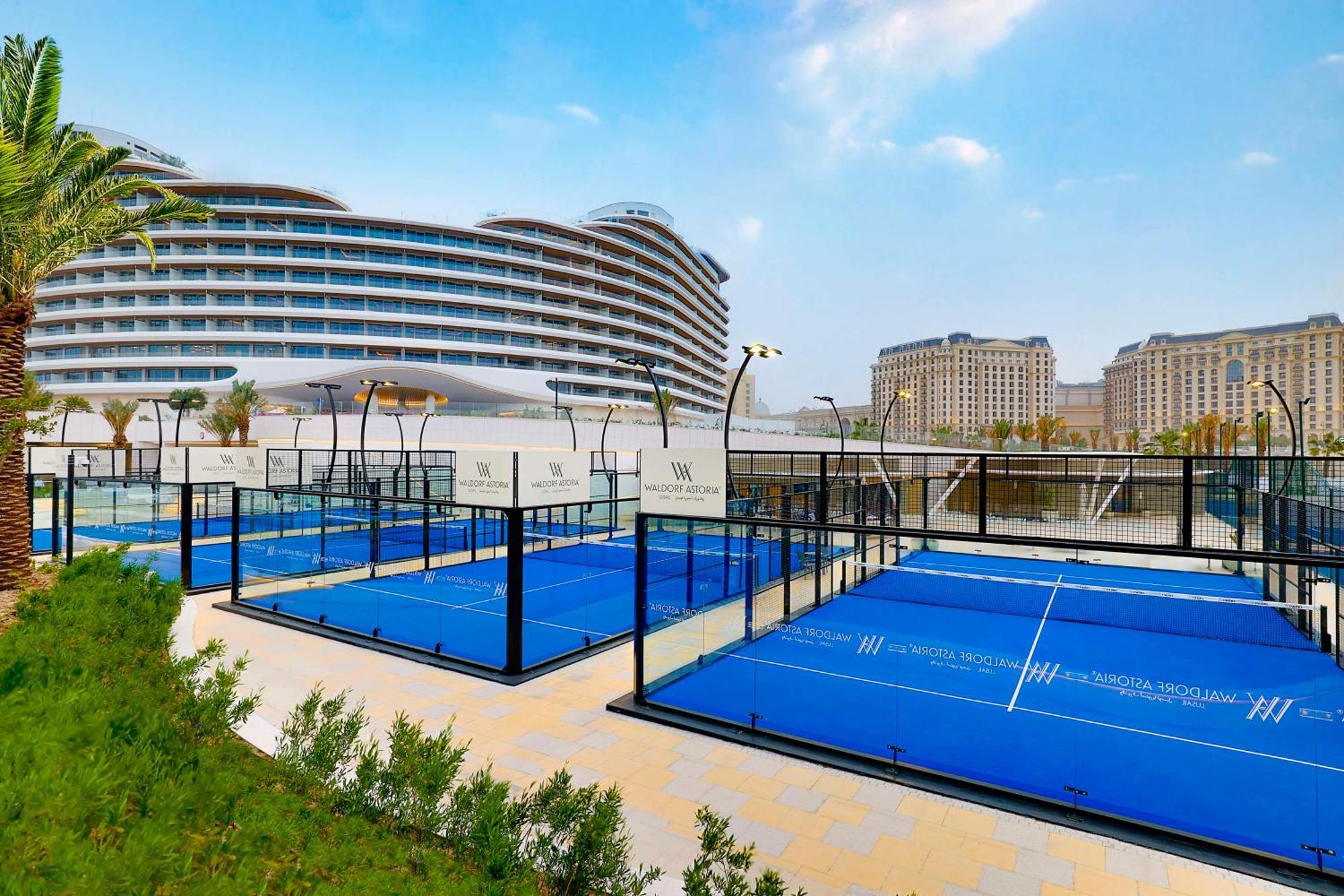 Waldorf Astoria Doha Lusail מראה חיצוני תמונה The paddle tennis courts at the complex