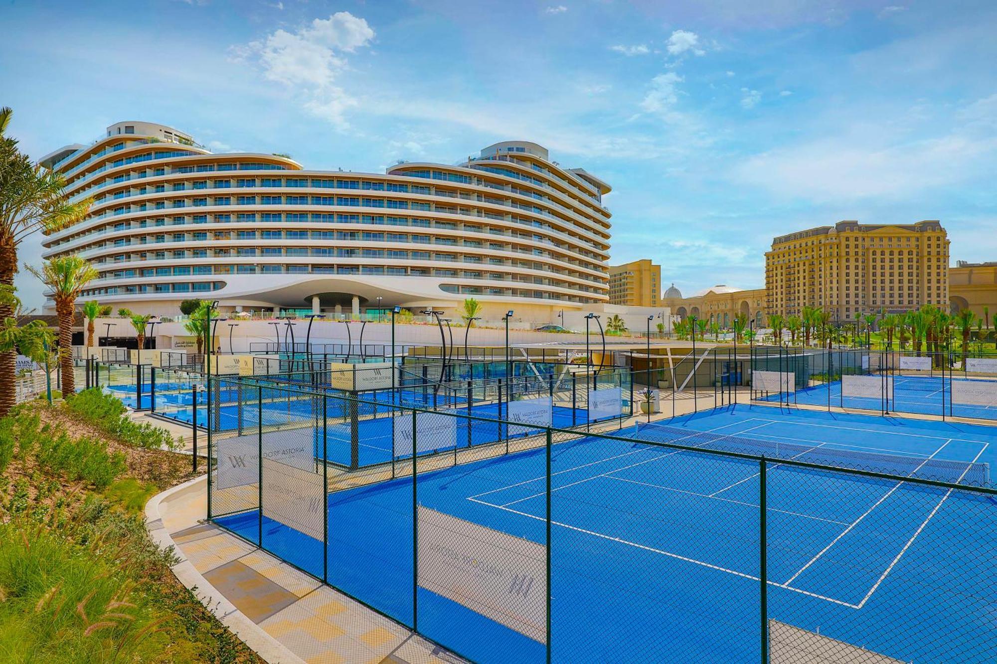 Waldorf Astoria Doha Lusail מראה חיצוני תמונה Tennis courts at Jumeirah Royal Mirage