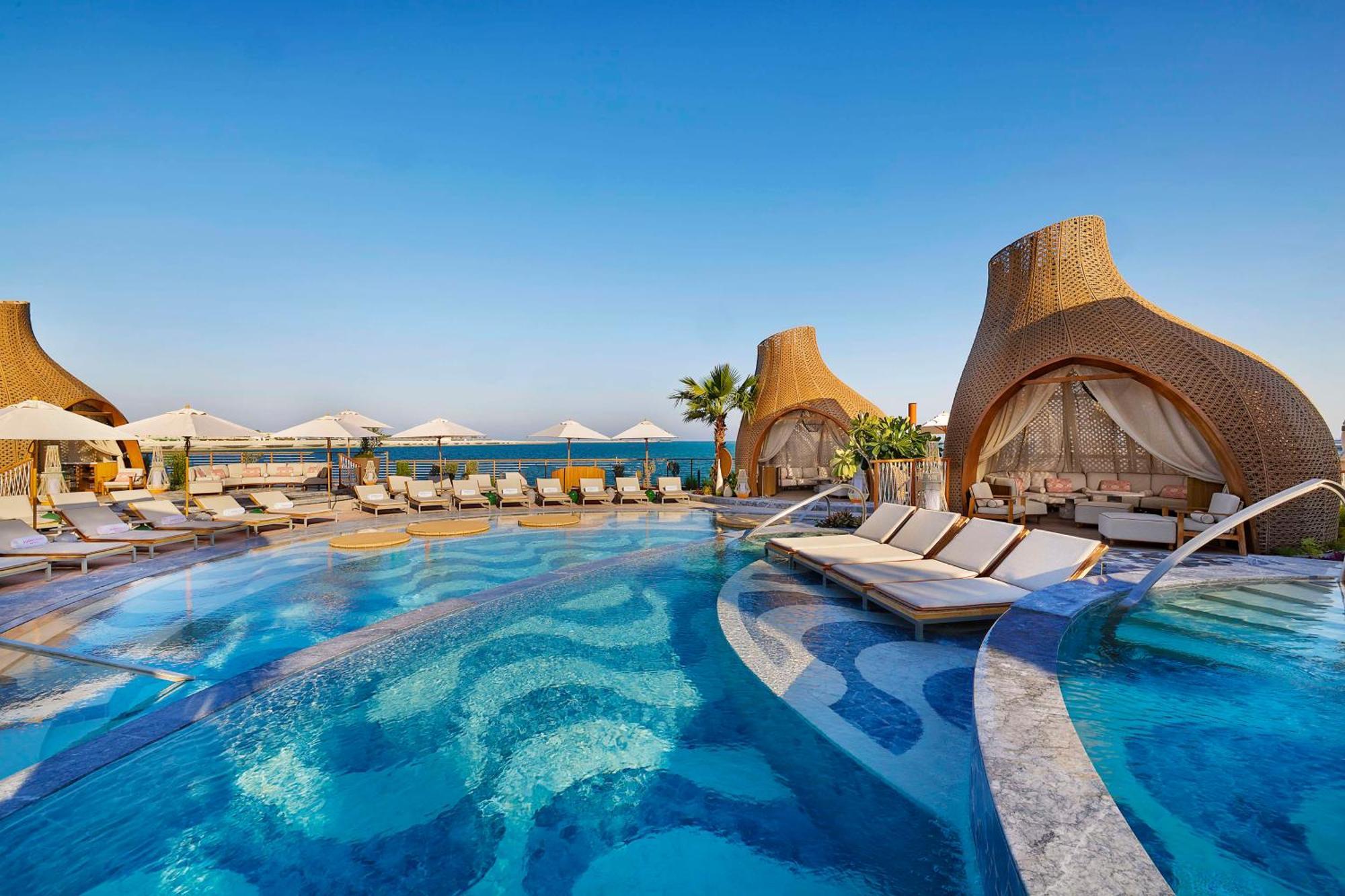 Waldorf Astoria Doha Lusail מראה חיצוני תמונה The resort's pool